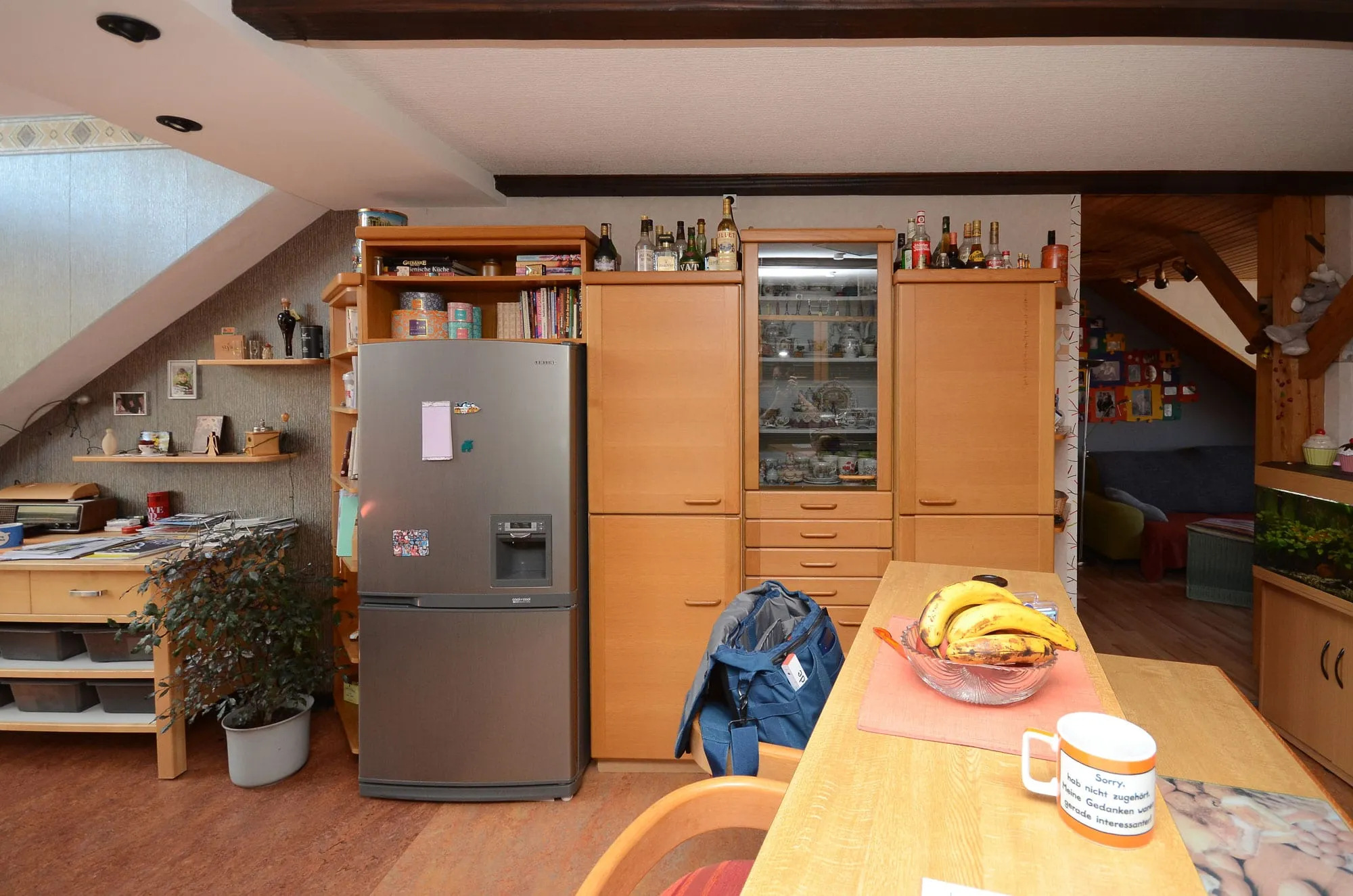 Vorher-Aufnahme einer bestehenden Wohnküche mit hellen Holzfronten, Ecklösung und freistehendem Kühlschrank – Ausgangssituation vor der Neuplanung durch Dietmar Kraus, Broßler Küche Aktiv