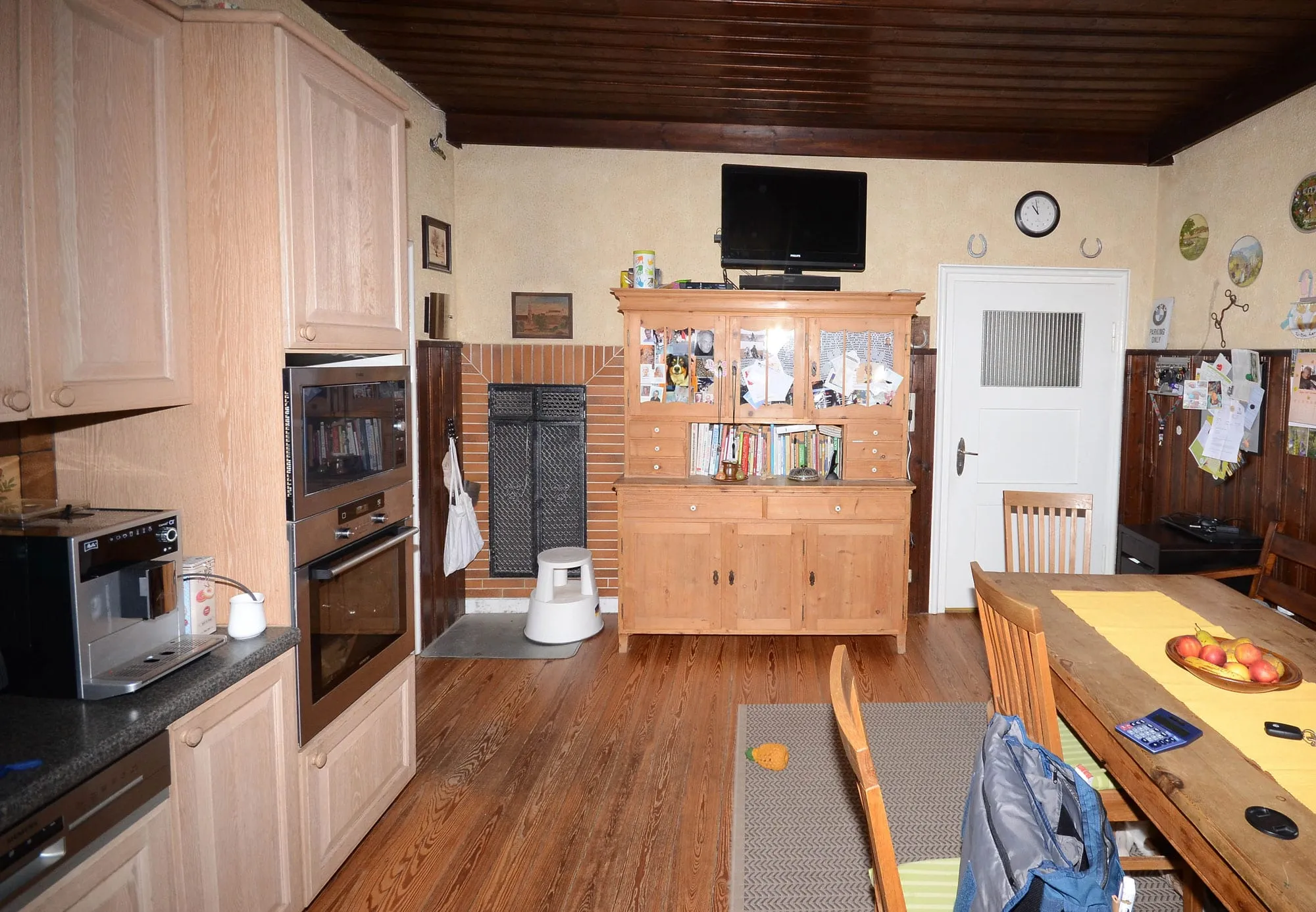 Vorher-Aufnahme des angrenzenden Wohn-Ess-Bereichs mit Holzbalkendecke, Anrichte und Backofen-Hochschrank – Ausgangssituation vor der Neuplanung durch Dietmar Kraus, Broßler Küche Aktiv