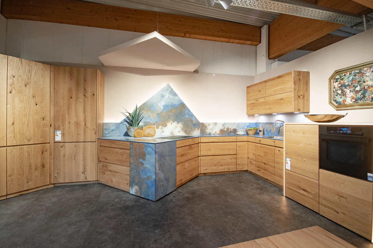 Massivholzküche in der Broßler-Ausstellung Großheubach.