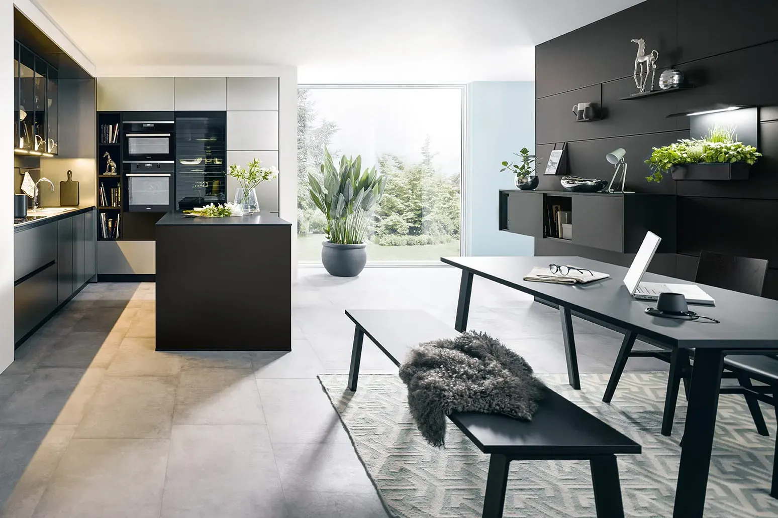 Schwarz-weiße Designküche für Puristen.