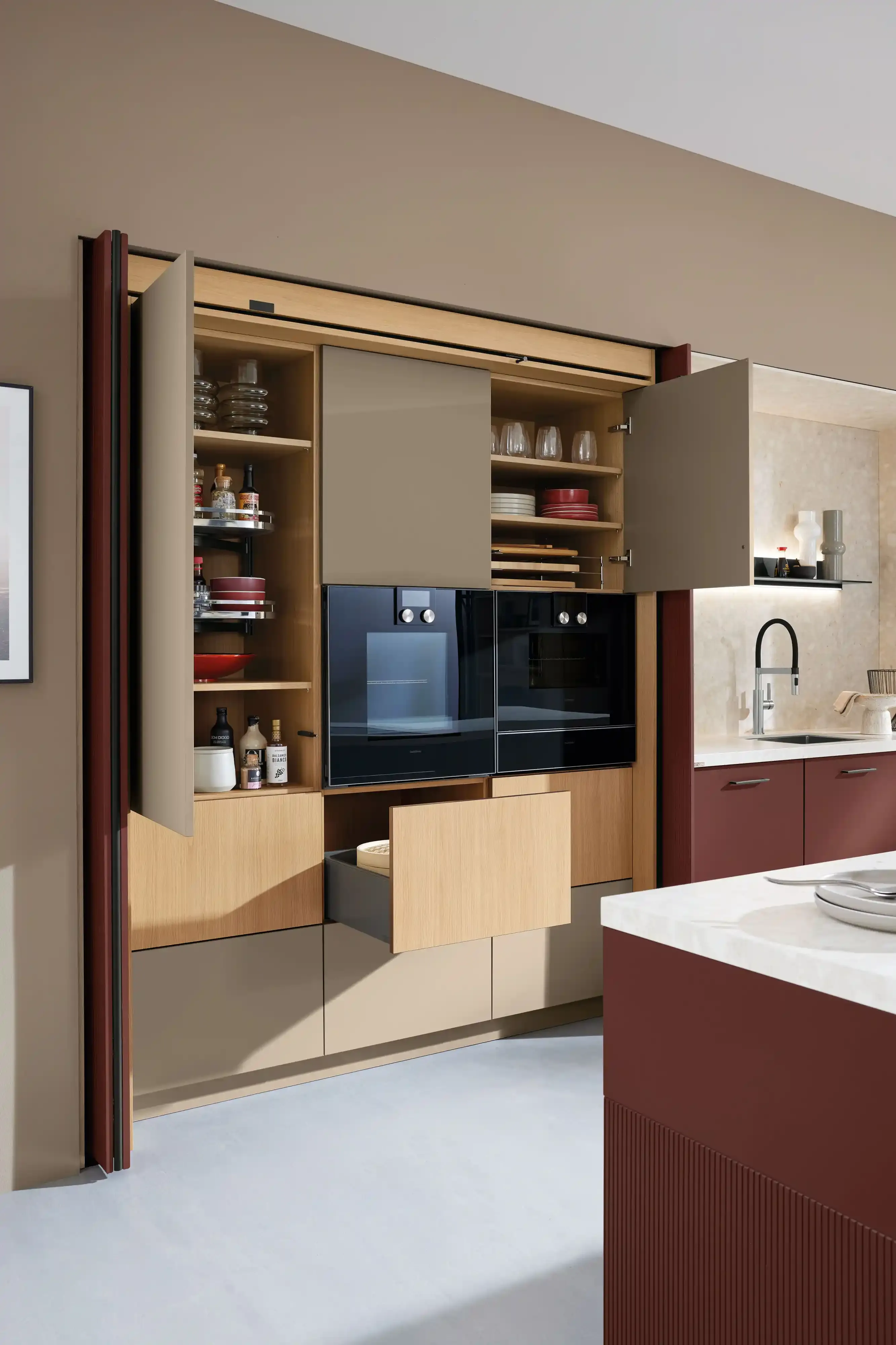 Hauswirtschafts-Pocket-Door-Schrank mit eingebauter Kaffeemaschine, offenen Vorratsregalen und Geschirr