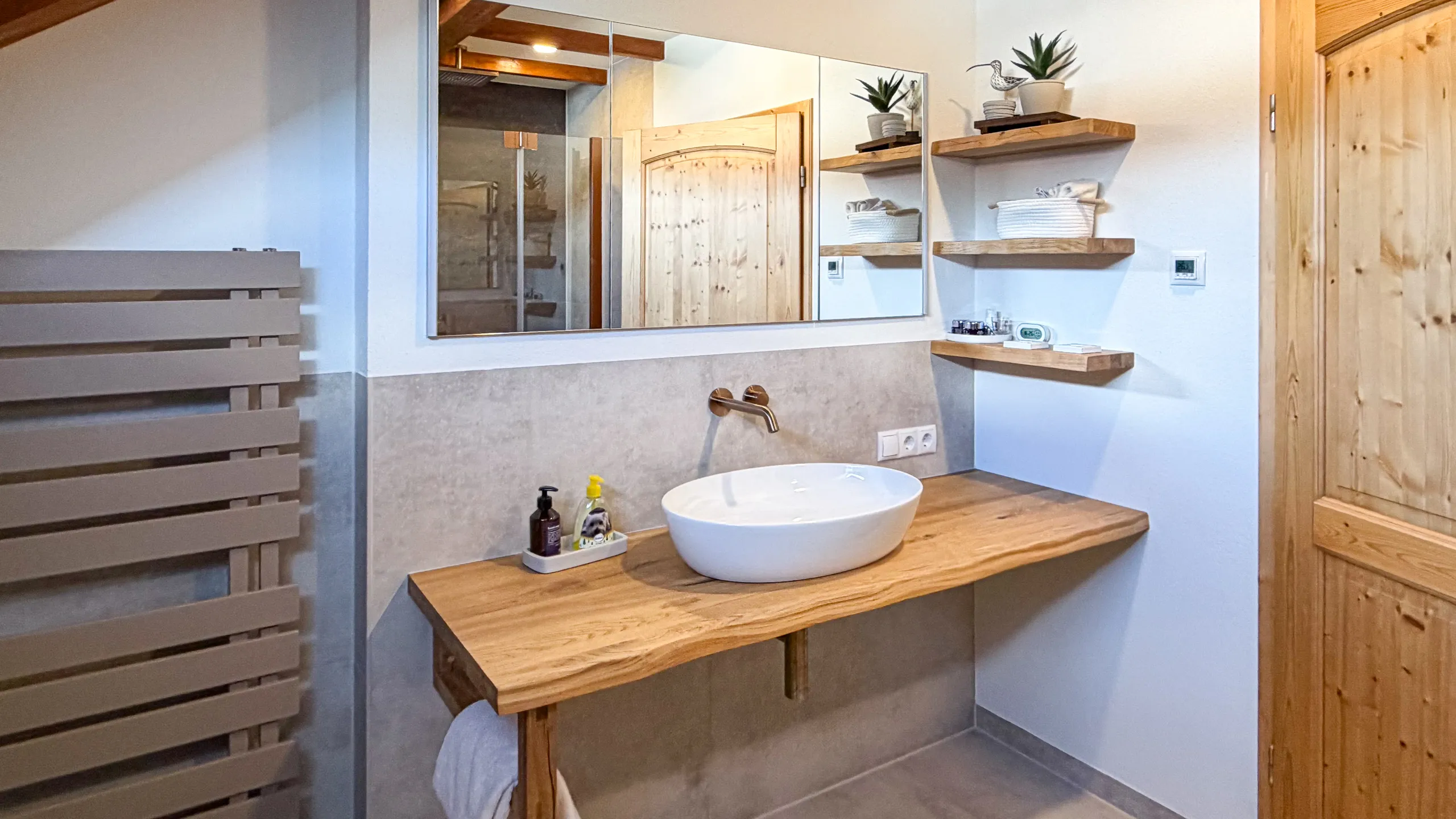 Modernes Badezimmer mit maßgefertigter Waschtischplatte aus Massivholz, Aufsatzwaschbecken und Schweberegalen