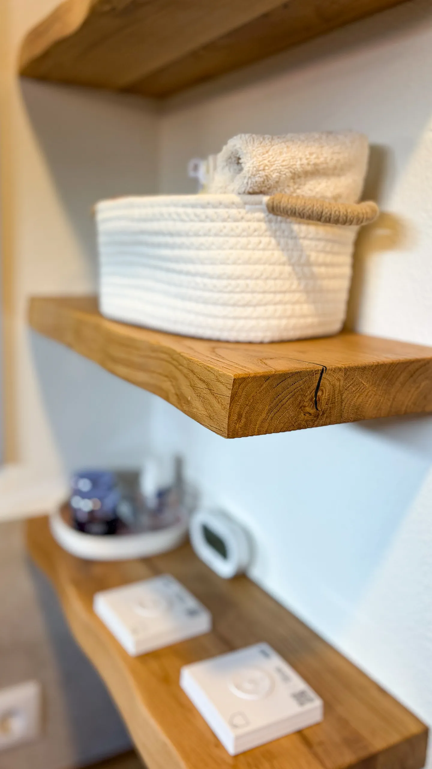 Schweberegal aus Massivholz mit sichtbarer Holzmaserung und natürlichem Stirnholz