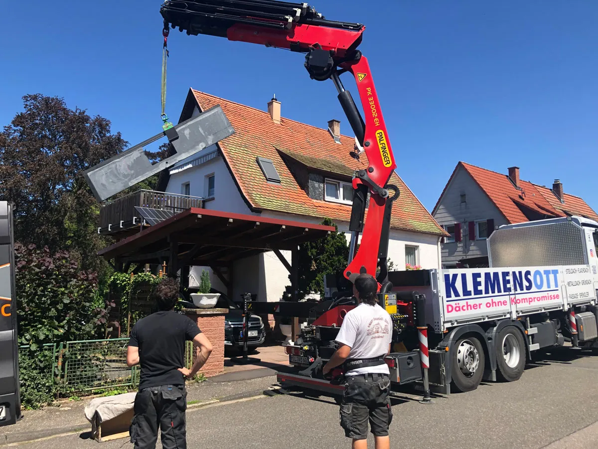 Krantransport eines Küchen-Elements vor dem Wohnhaus