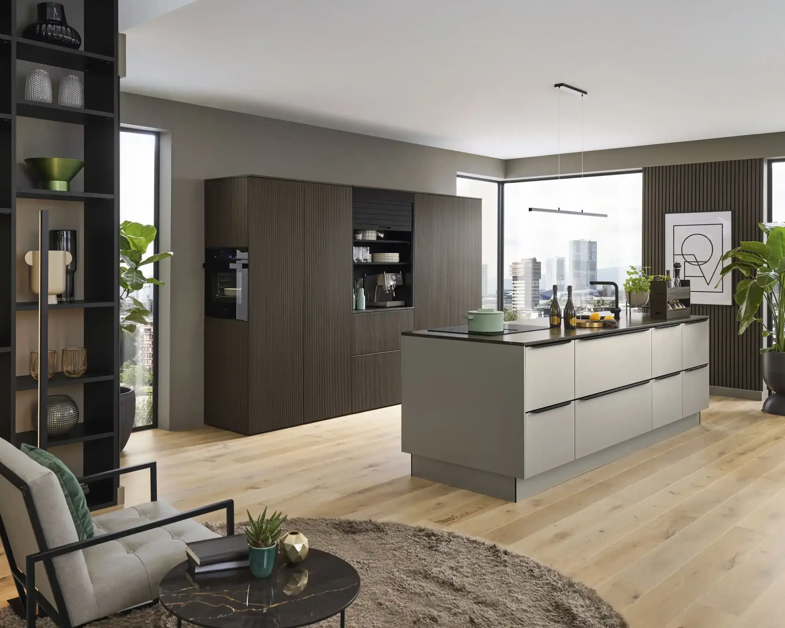 Elegante Wohnküche mit Insel in Taupe, geriffelter Holz-Rückwand und integriertem Wohnbereich