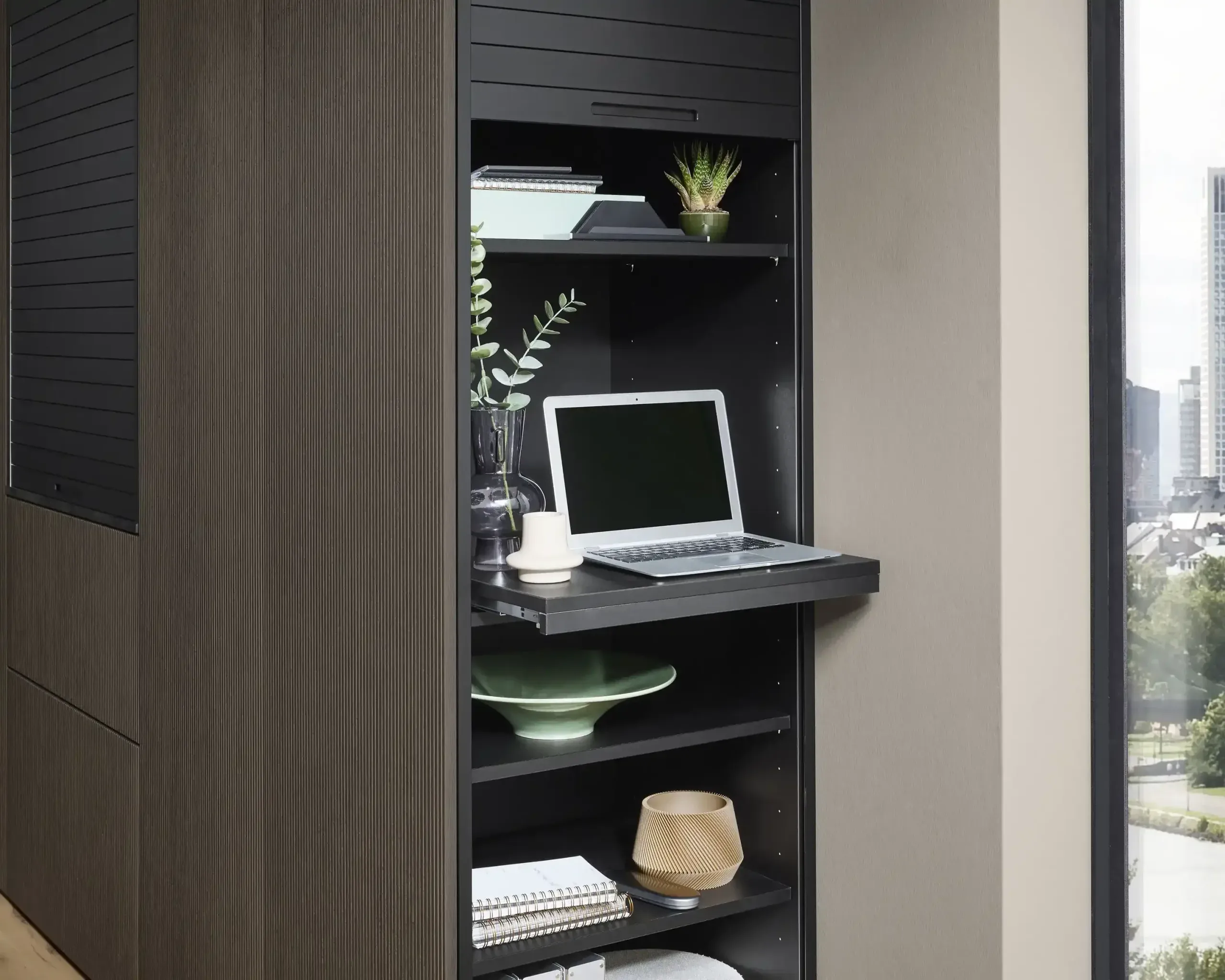 Geöffneter Sekretär-Hochschrank mit Klapp-Arbeitsplatte, Laptop und Deko als Home-Office-Nische