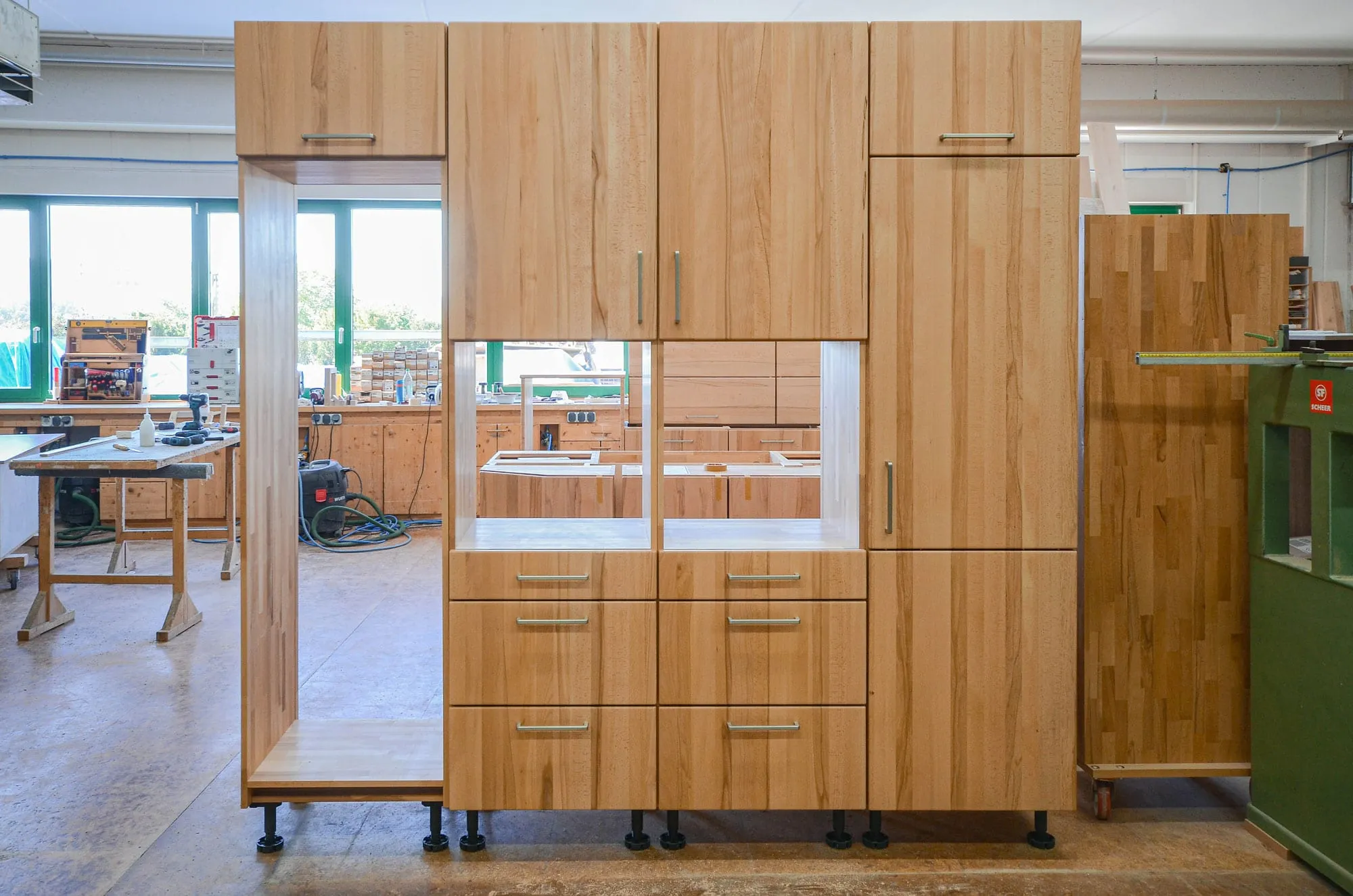 Hochschrankzeile aus Massivholz mit integrierter Backofen-Nische in der Vormontage – Projekt von Dietmar Kraus, Broßler Küche Aktiv