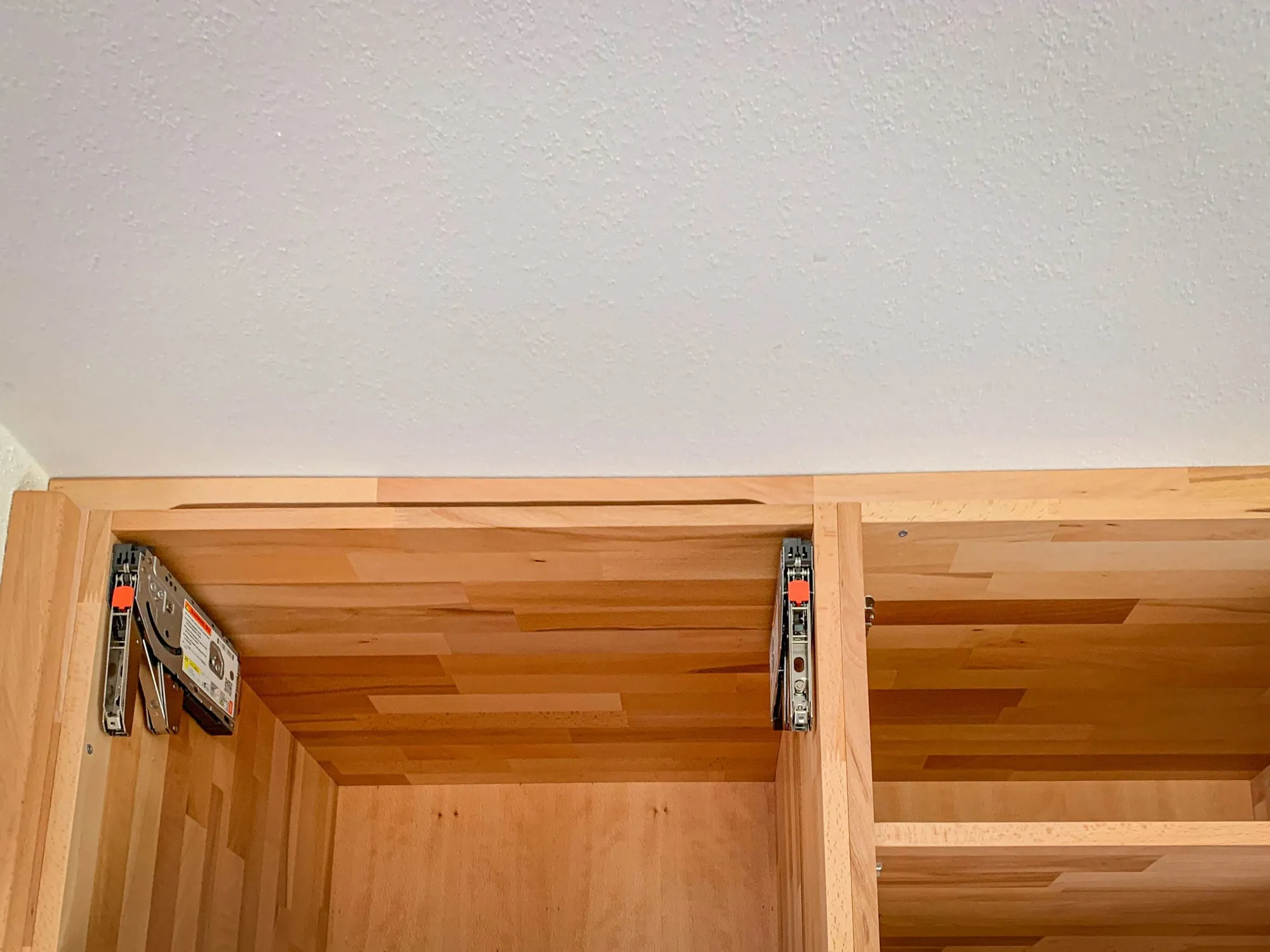 Detailaufnahme Massivholz-Korpus mit Schubladenführungen während der Küchenmontage.