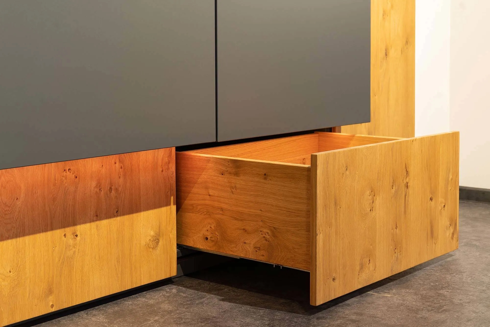 Küche Massivholz Wand: Geöffnete Schublade in Bodennähe