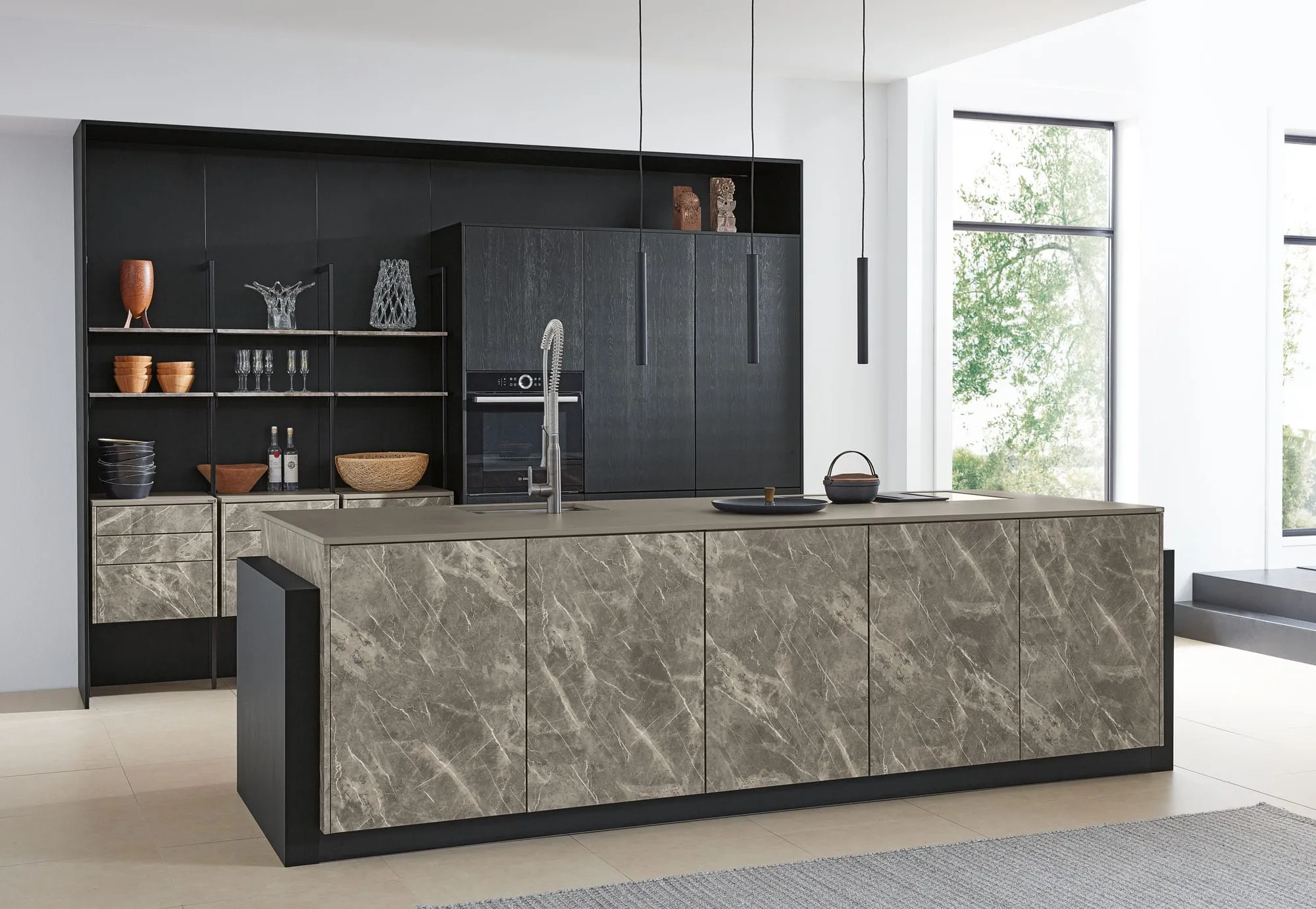 Hochglanz-Designerküche mit Smartglas in Marmor-Optik