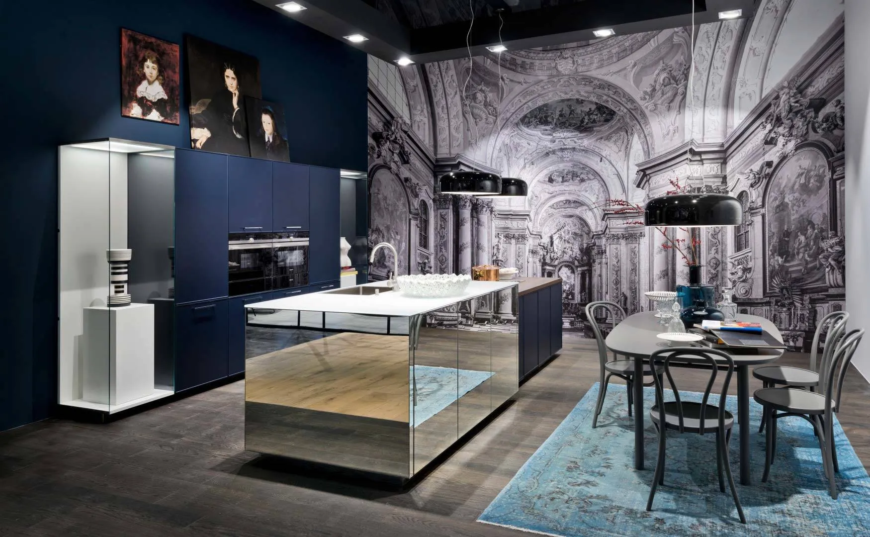 Extravagante Designerküche in Spiegeloptik Dunkelblau mit Glasvitrine
