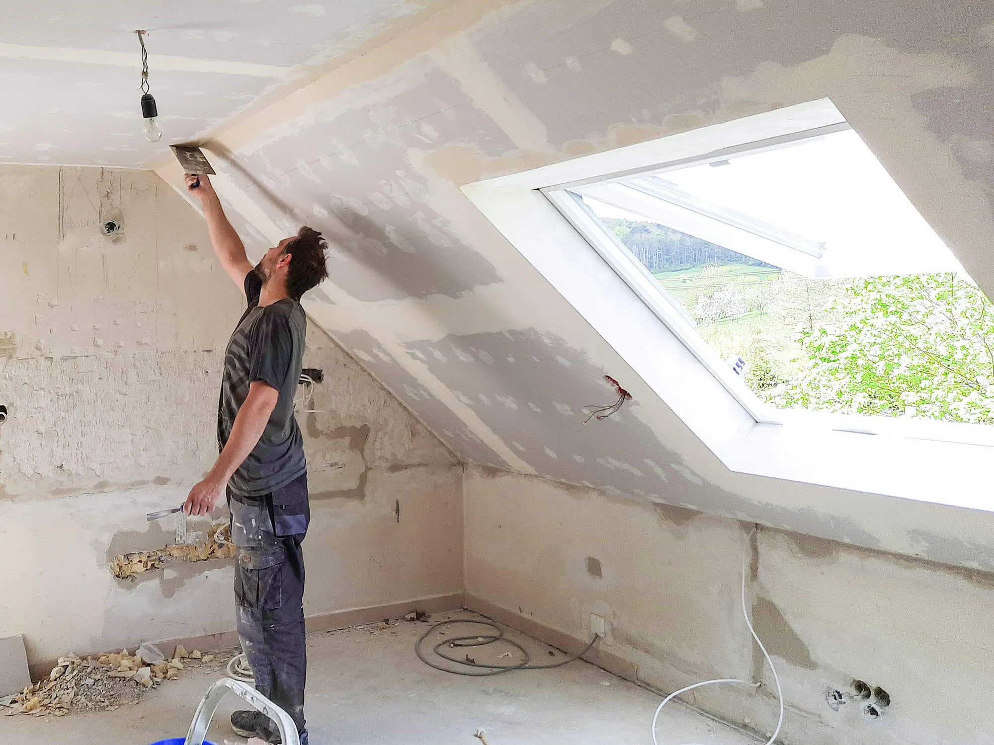 Bauphase: Verputzarbeiten an der Dachschräge vor Küchen-Einbau