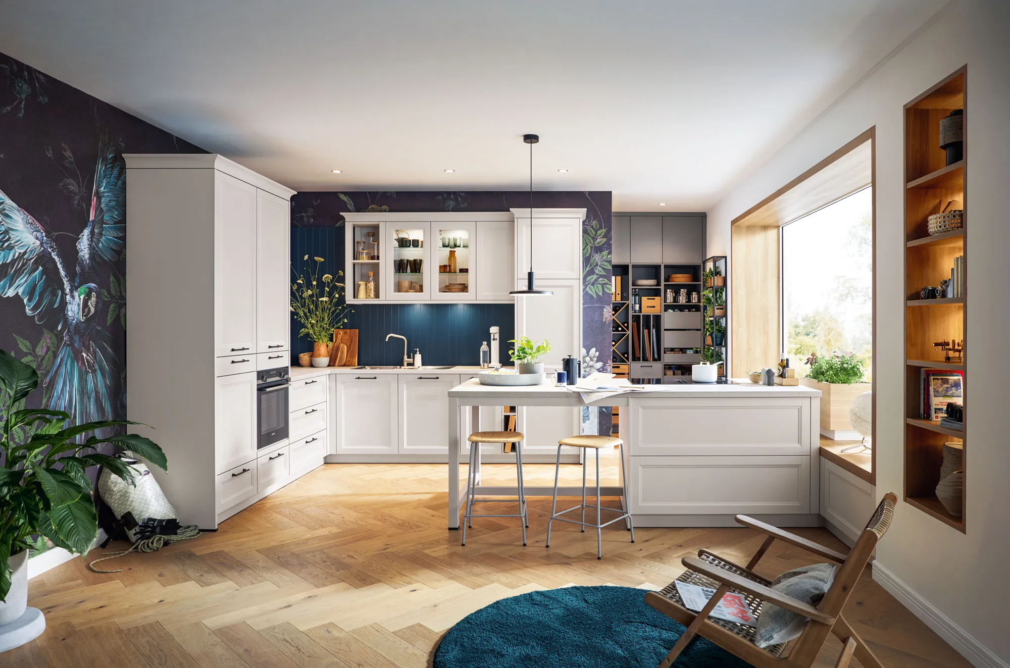 Weiße moderne Landhausküche mit leicht zugänglichem Hauswirtschaftsraum und Vorratskammer hinter der Küche