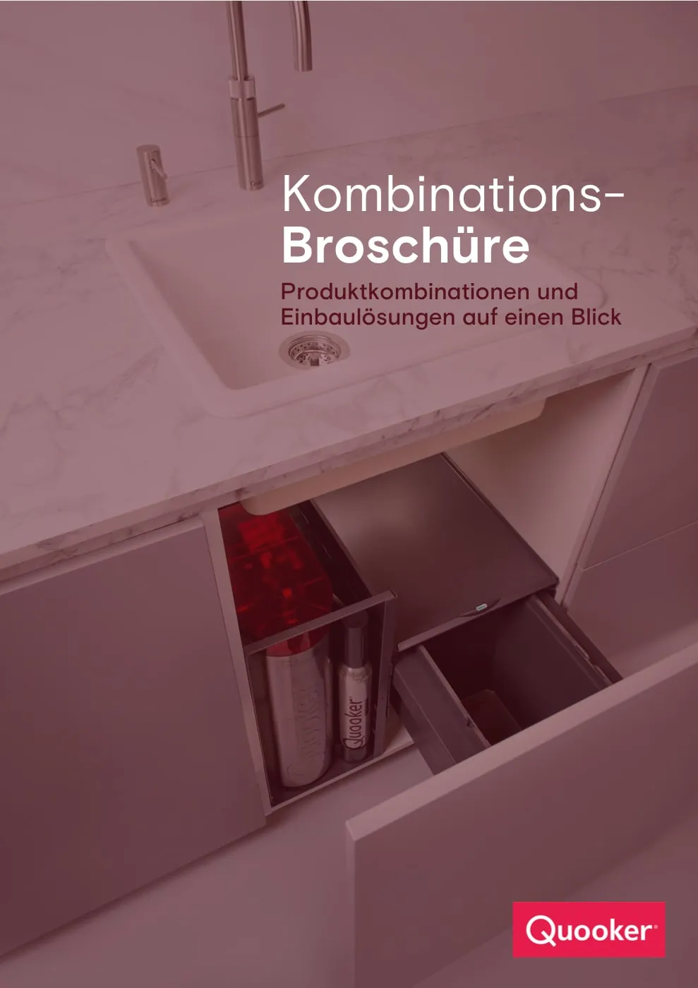 Titelseite der Quooker Kombinations-Broschüre: Quooker-Armatur über einer Spüle, darunter ein geöffneter Unterschrank mit Kochendwasser-Reservoir und Mülltrennsystem