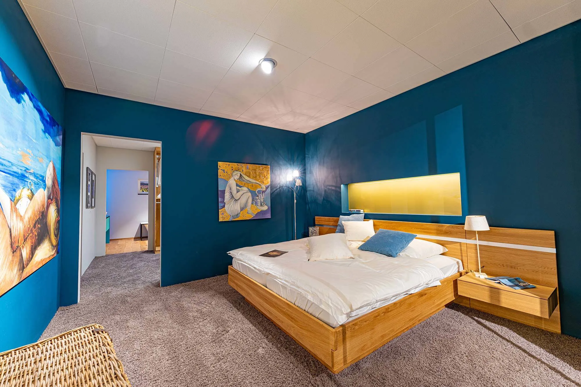 Maßgefertigtes Massivholz-Schlafzimmer aus der Broßler-Möbelwerkstatt.