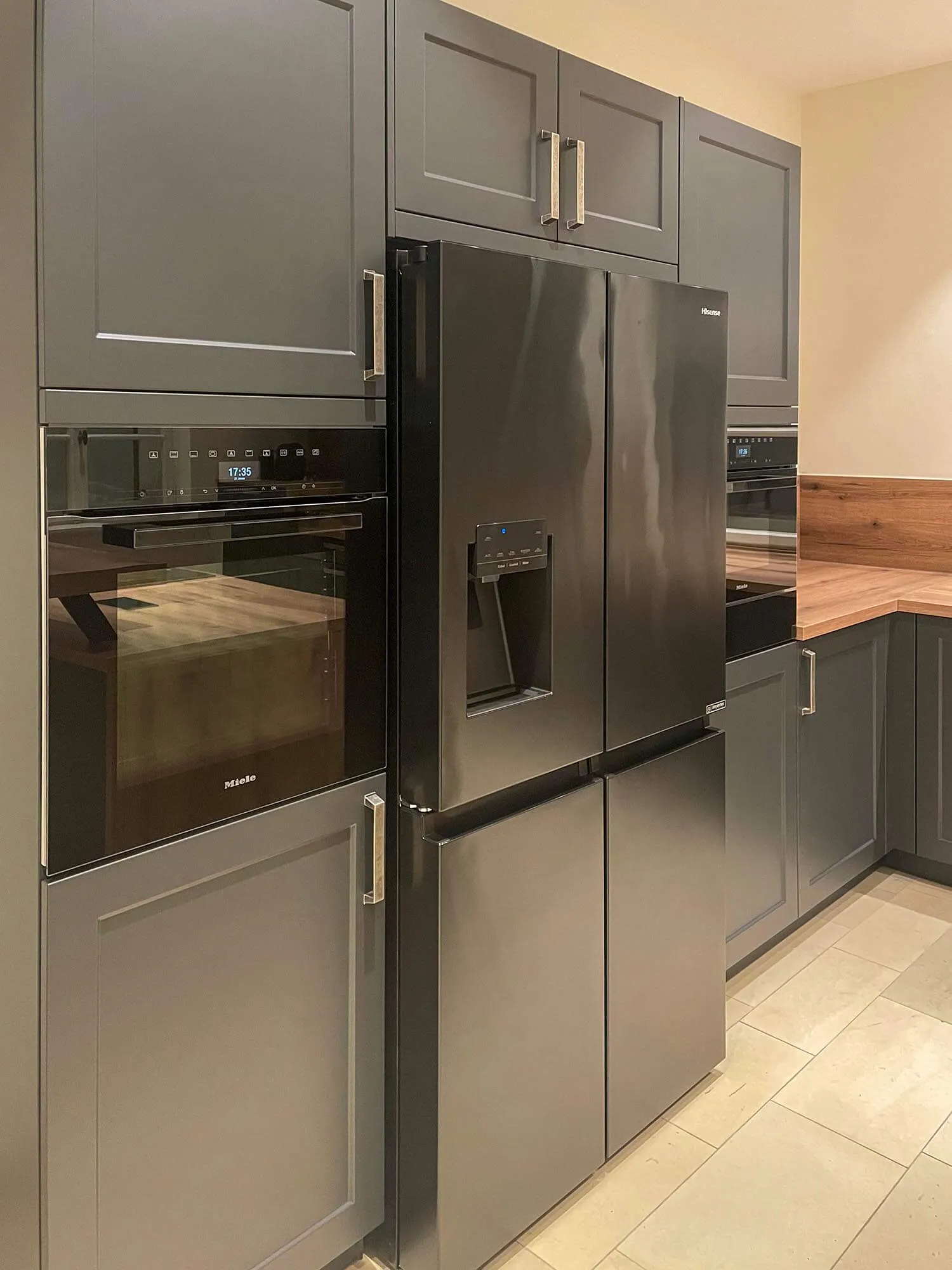 Hochschrankzeile mit Side-by-Side-Kühlschrank und zwei eingebauten Miele-Backöfen