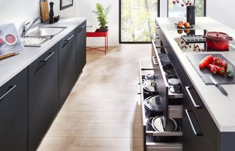 Küche schwarz hellgraue Arbeitsplatte
